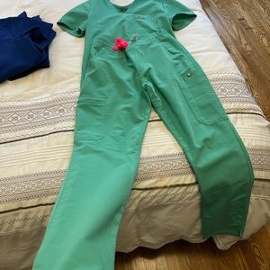 FIGS Scrubs Set